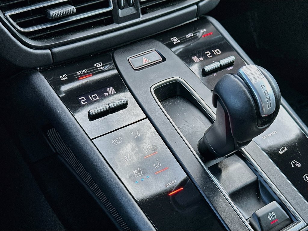 Certified 2024 Porsche Macan AWD/4WD image 18
