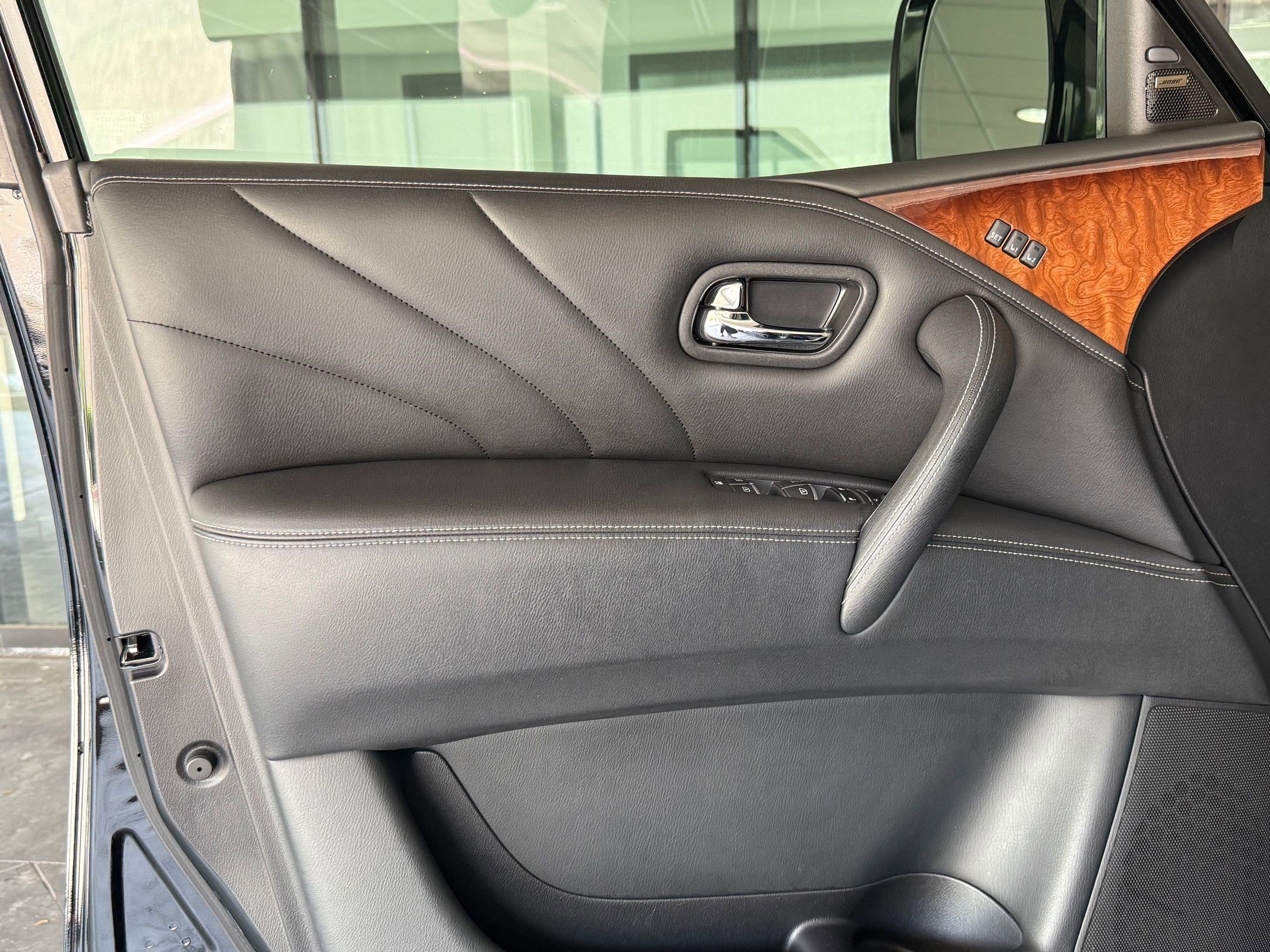 Used 2015 INFINITI QX80 2WD w/ Deluxe Technology Package image 25