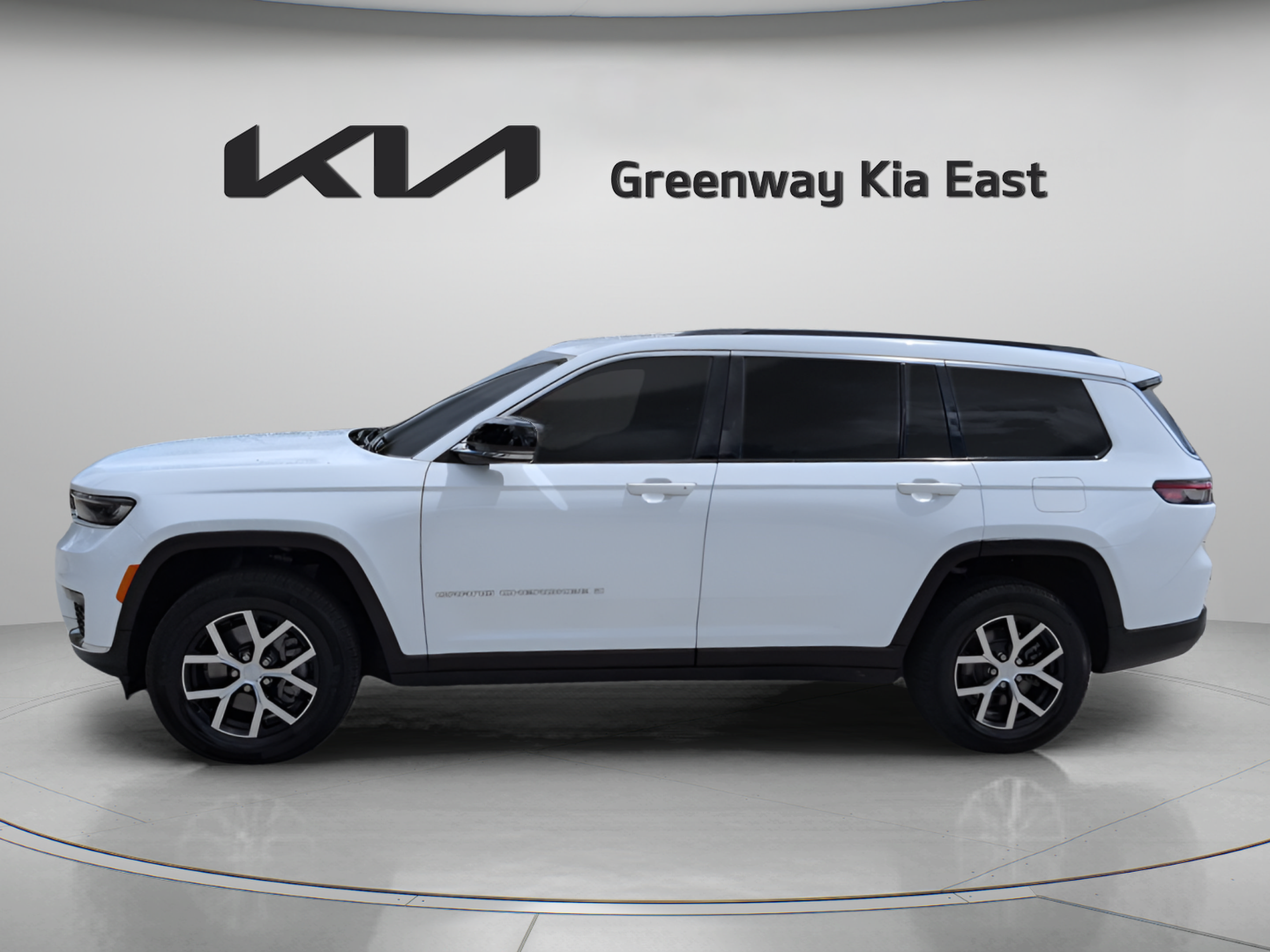 Used 2025 Jeep Grand Cherokee L Limited w/ Trailer Tow Package AWD/4WD image 9