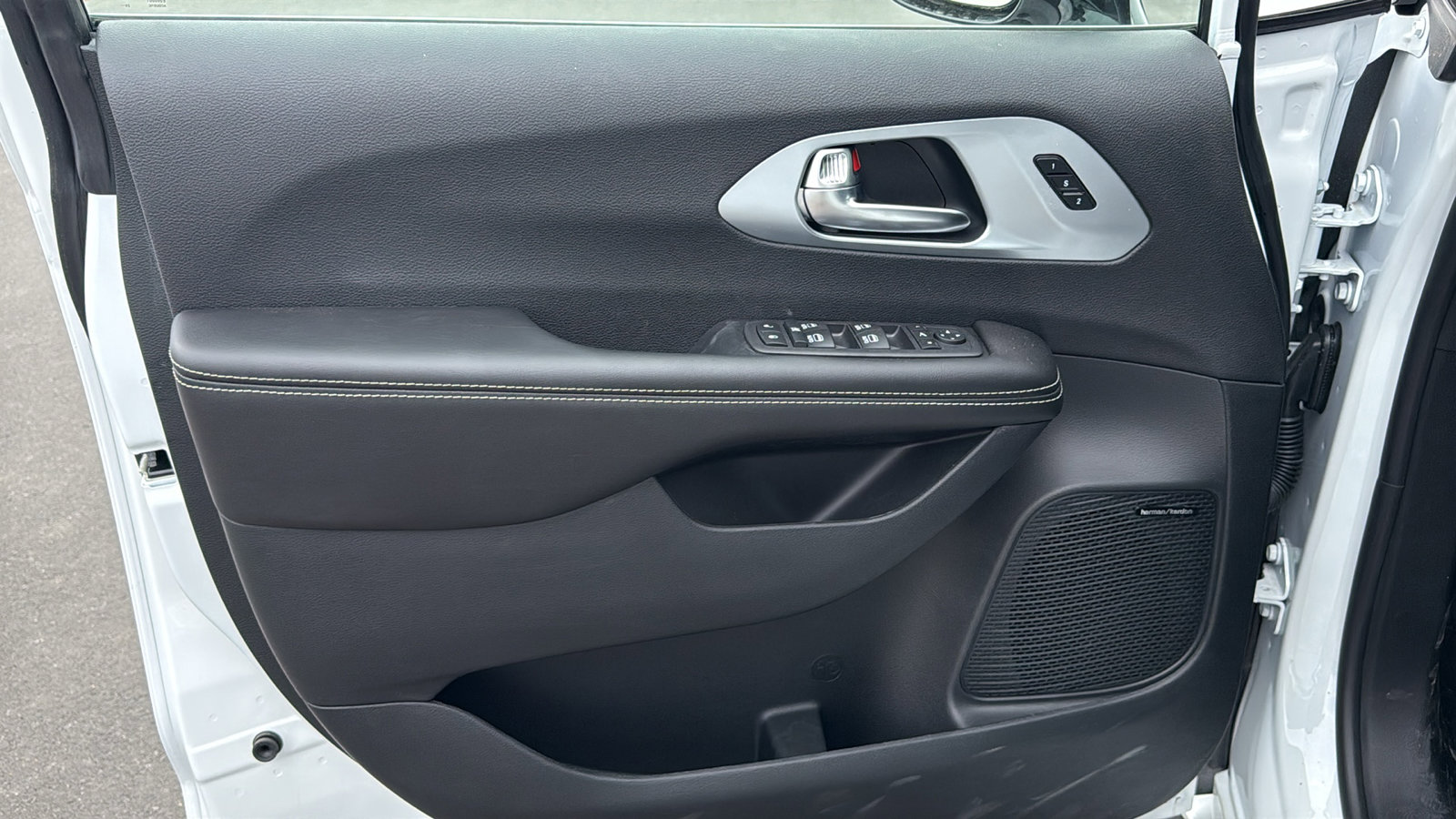 New 2026 Chrysler Pacifica Limited FWD image 13