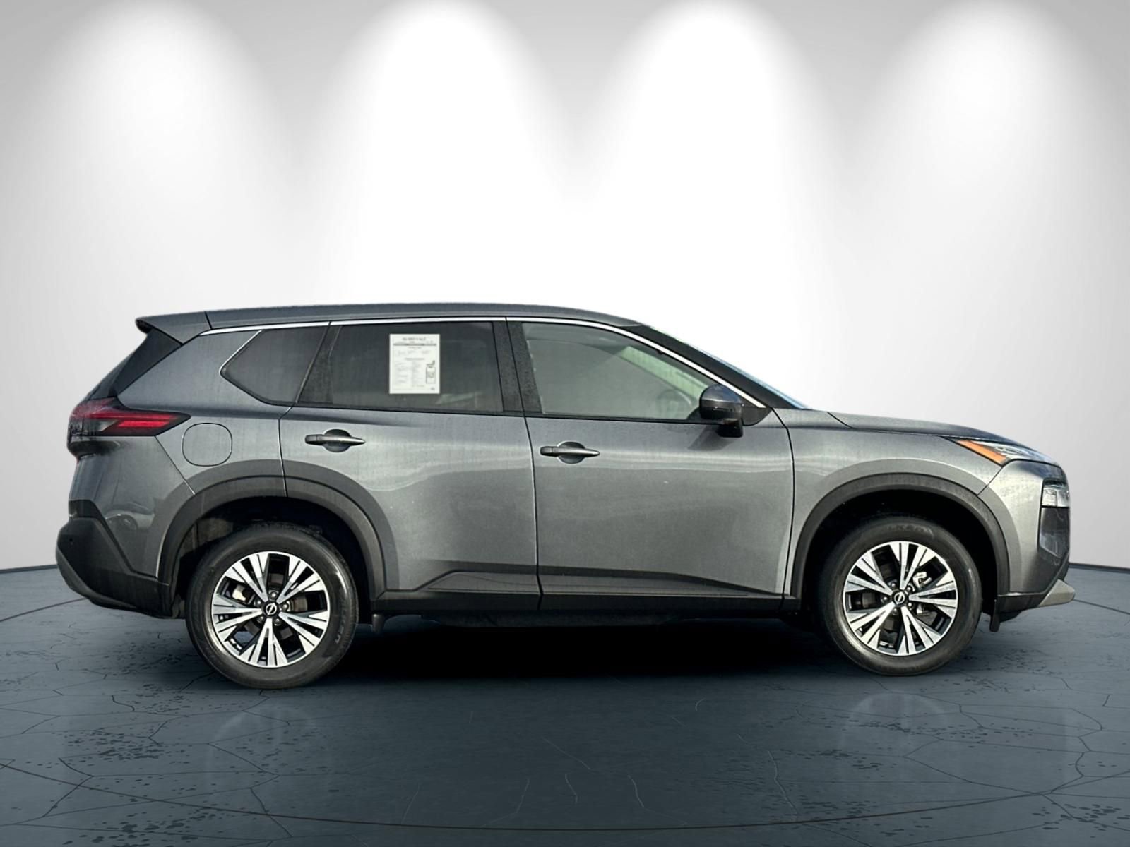 Used 2022 Nissan Rogue SV image 3