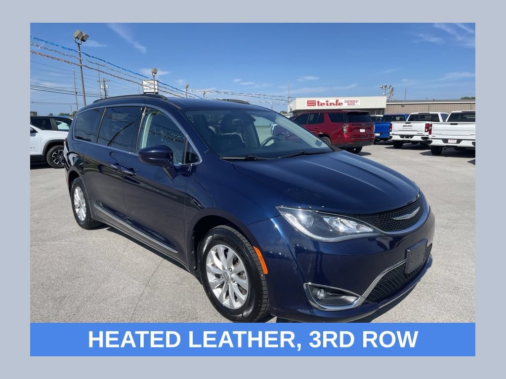 Used 2017 Chrysler Pacifica Touring-L FWD image 1