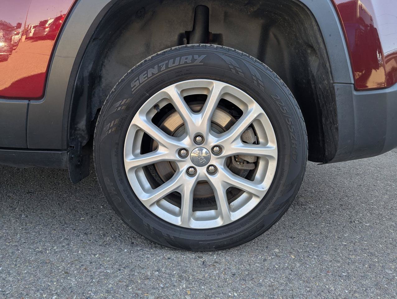 Used 2018 Jeep Cherokee Latitude w/ Cold Weather Group AWD/4WD image 24