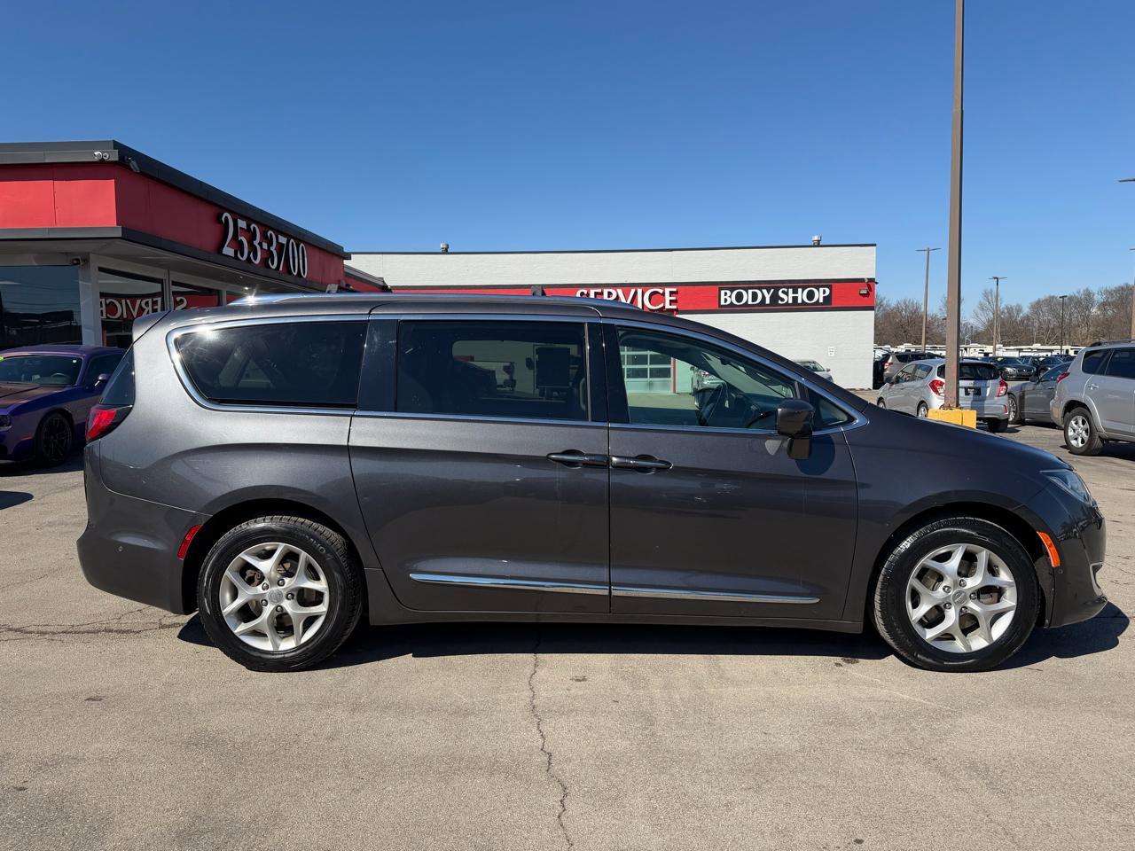 Used 2018 Chrysler Pacifica Touring-L w/ Advanced Safetytec Group image 2