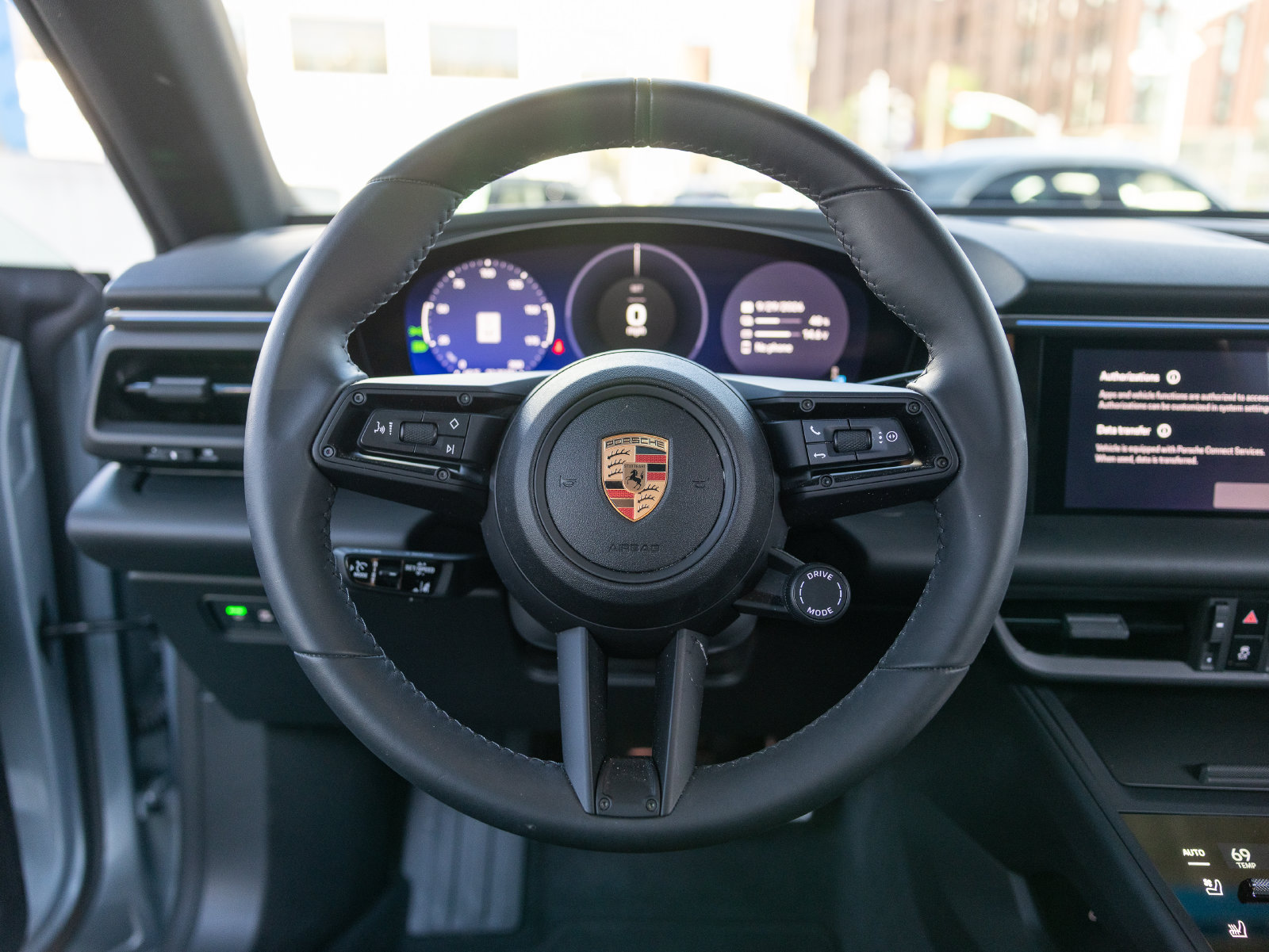 Certified 2025 Porsche Macan 4S Electric AWD/4WD image 6