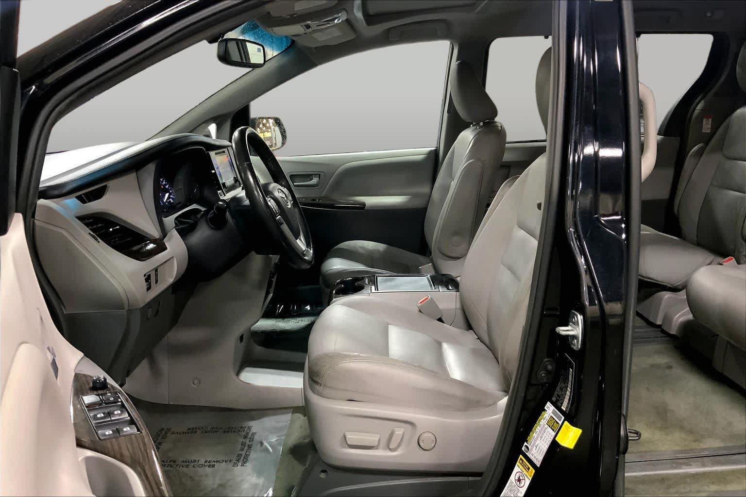 Used 2017 Toyota Sienna XLE FWD image 8
