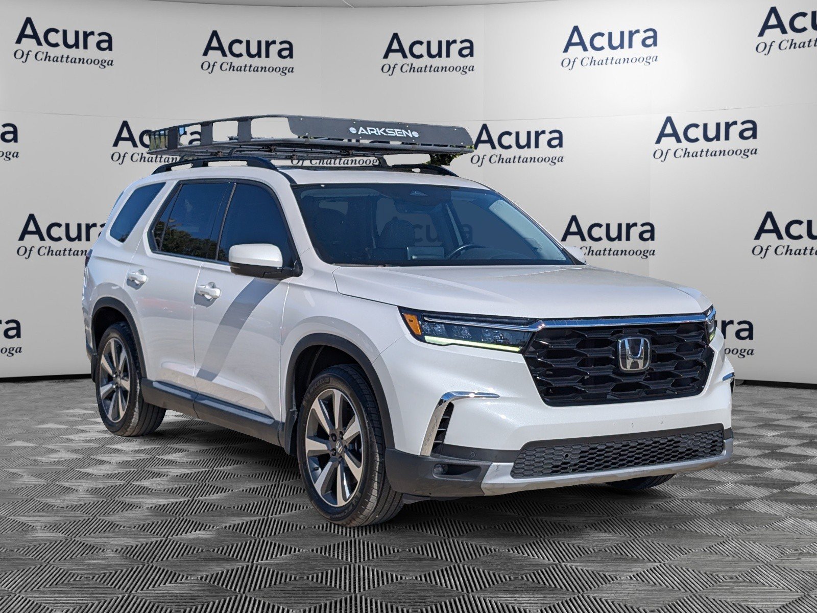 Used 2024 Honda Pilot Touring image 1