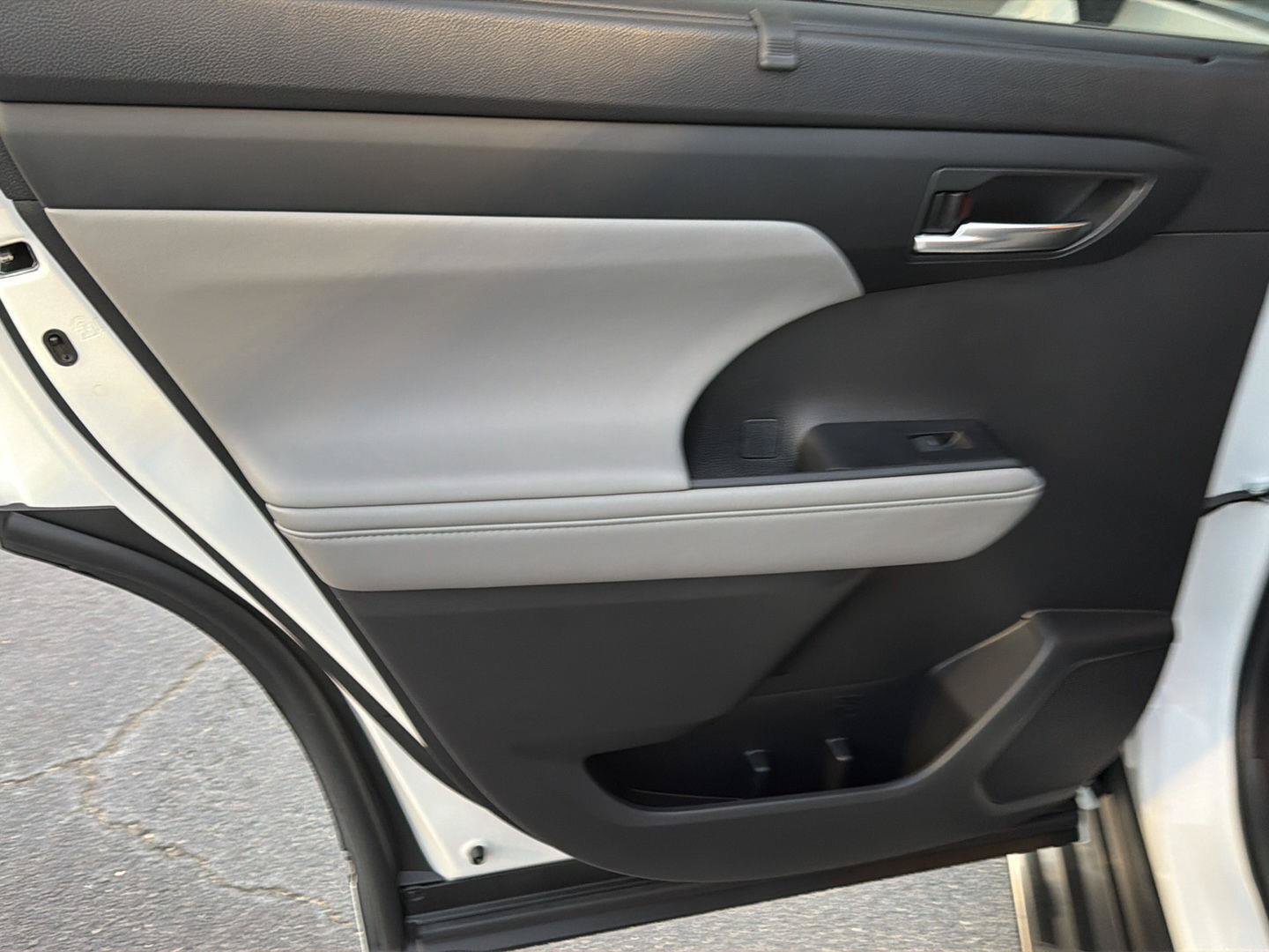 Certified 2023 Toyota Highlander XLE FWD image 18