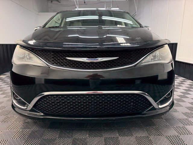 Used 2019 Chrysler Pacifica Limited FWD image 2