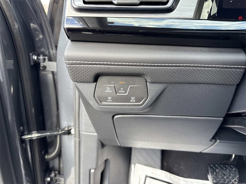 Used 2025 Volkswagen Atlas Cross Sport SE image 13