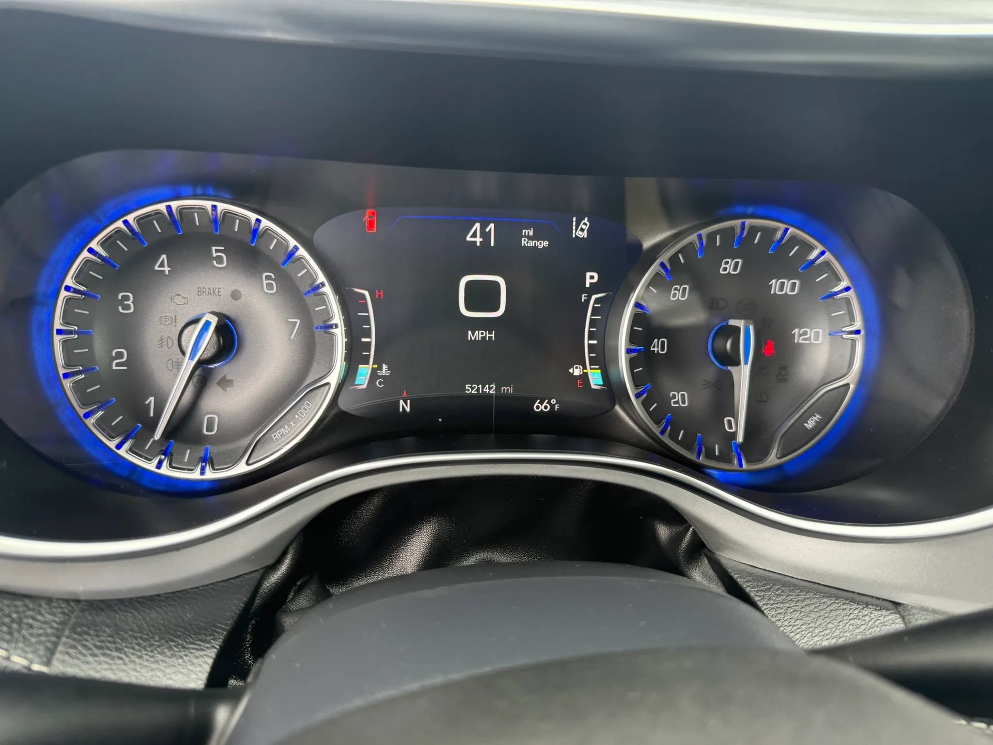 Used 2025 Chrysler Pacifica Limited FWD image 8
