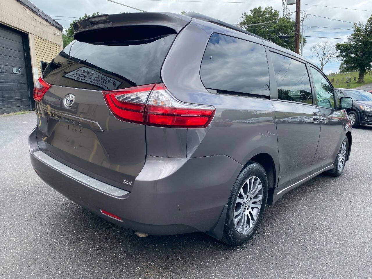 Used 2020 Toyota Sienna XLE FWD image 3