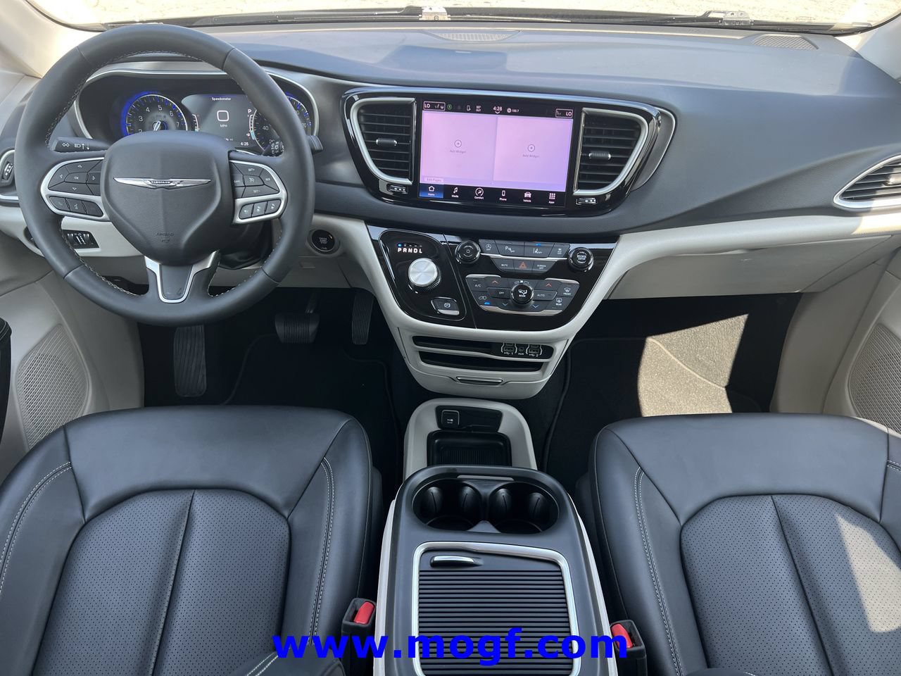 Used 2024 Chrysler Pacifica Touring-L FWD image 6