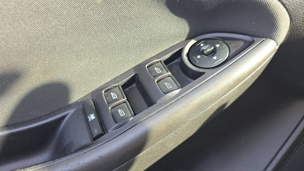 Used 2016 Ford Focus SE w/ Equipment Group 201A FWD image 19