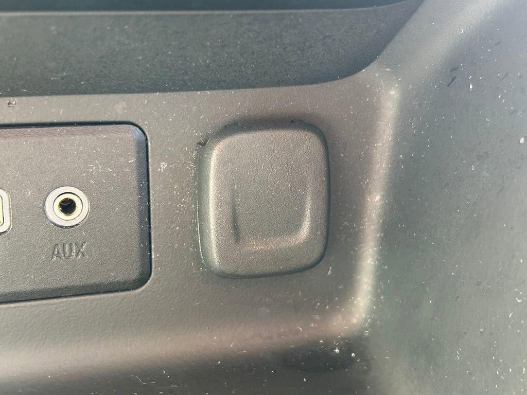 Used 2024 GMC Terrain SLE image 28