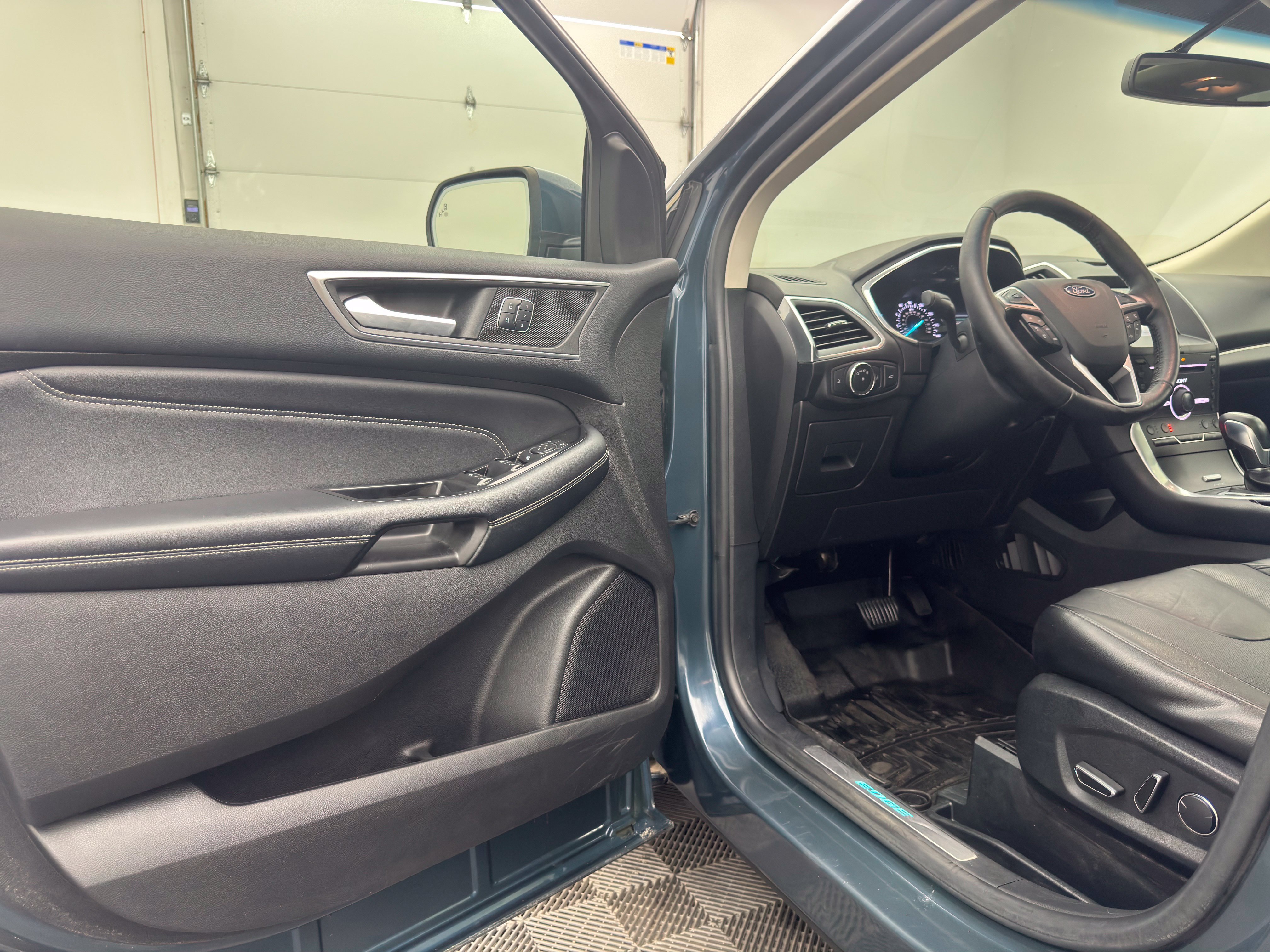 Used 2016 Ford Edge Titanium w/ Equipment Group 301A AWD/4WD image 17