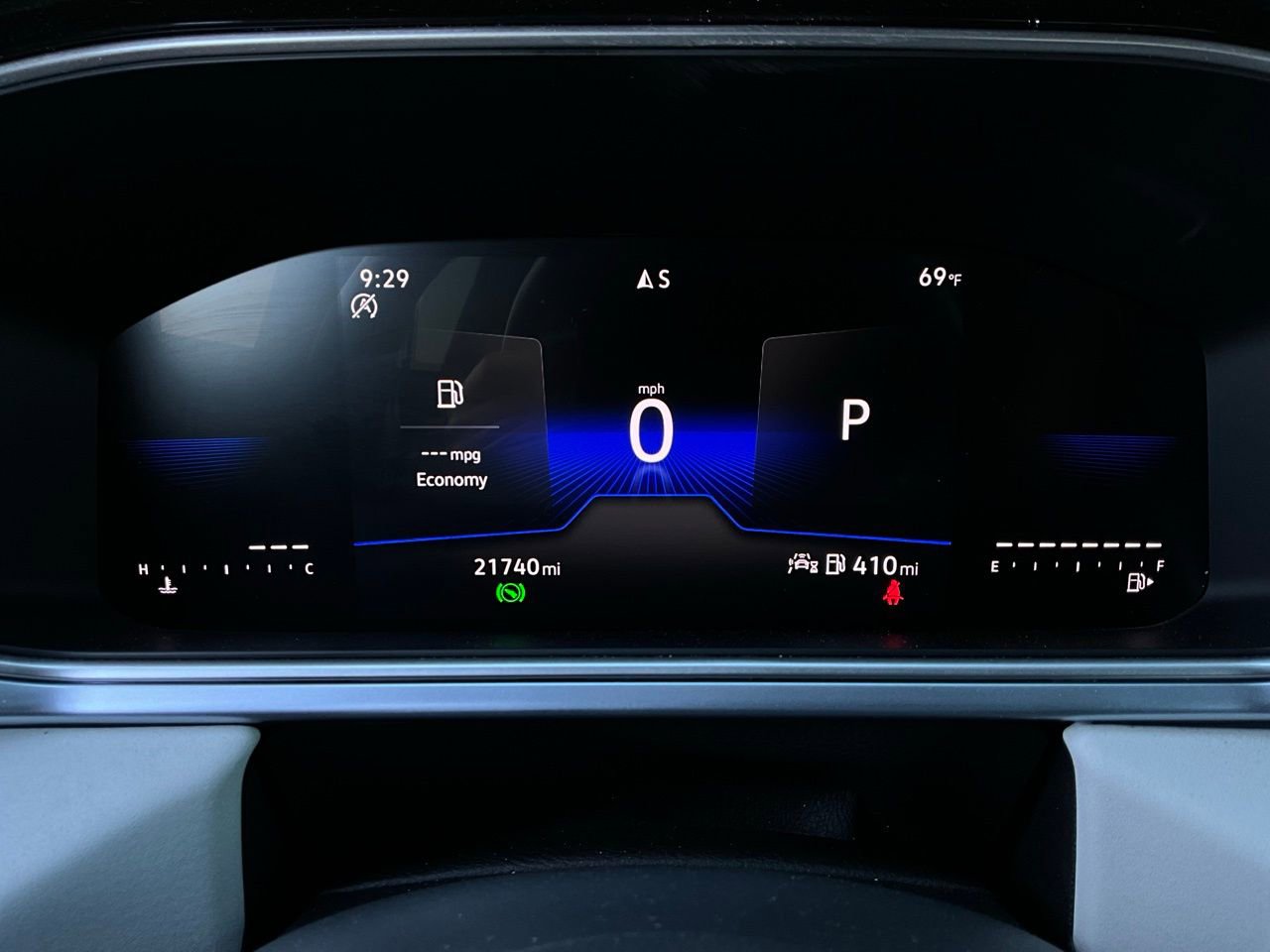 Used 2025 Volkswagen Taos SE image 39