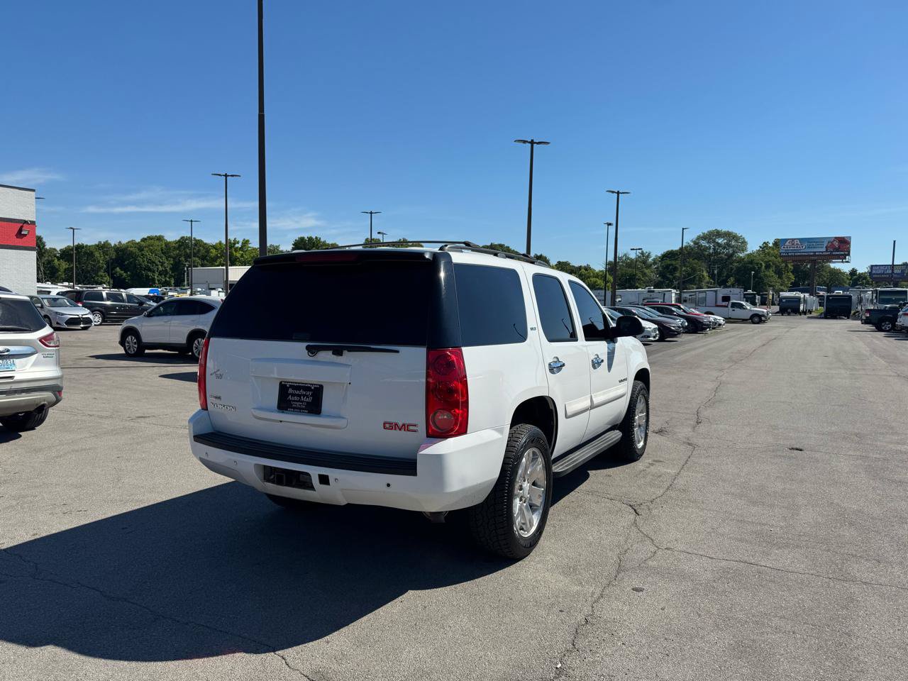 Used 2008 GMC Yukon SLT w/ SLT Preferred Equipment Group AWD/4WD image 3