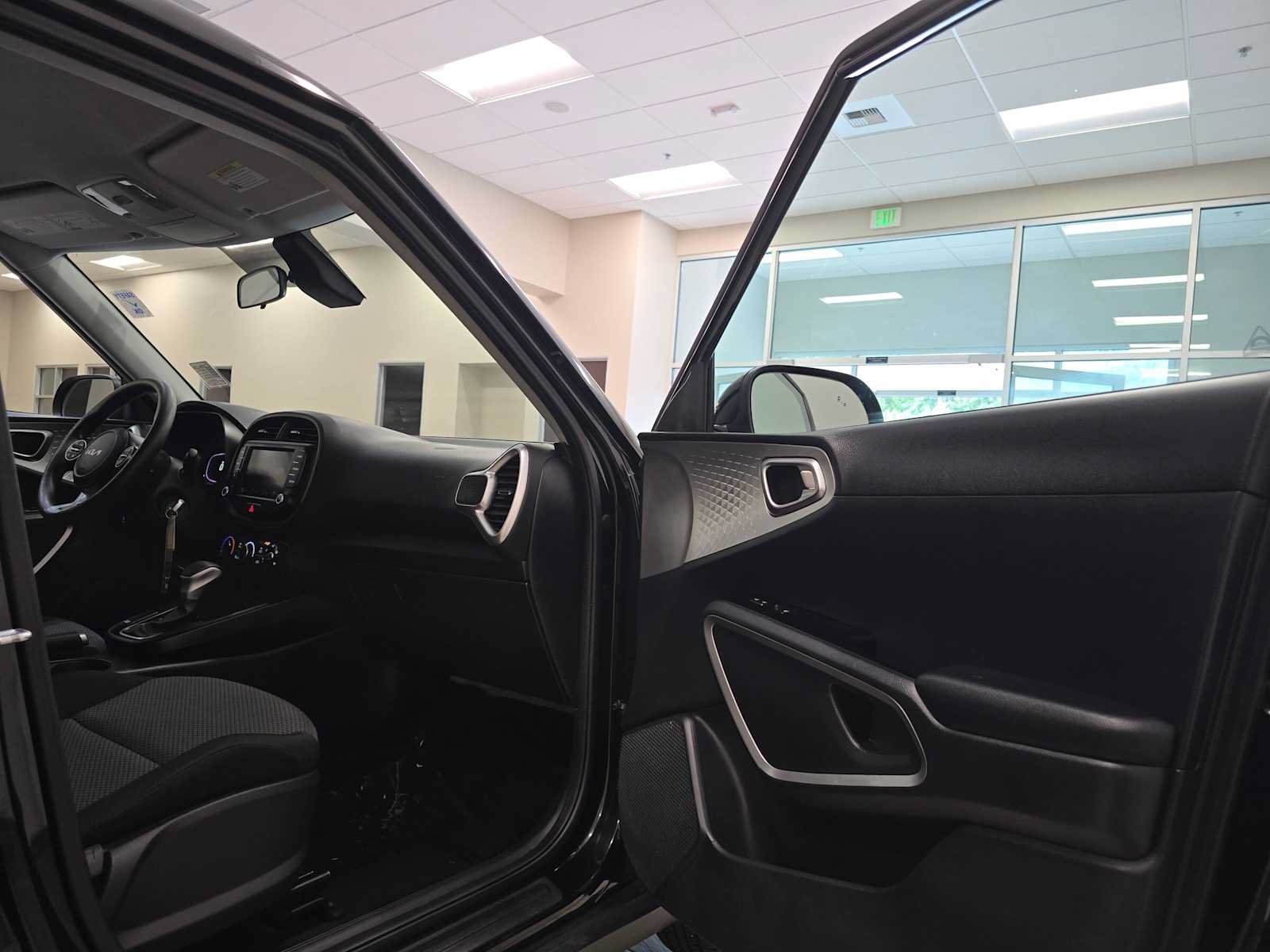 Used 2023 Kia Soul LX w/ LX Technology Package FWD image 27