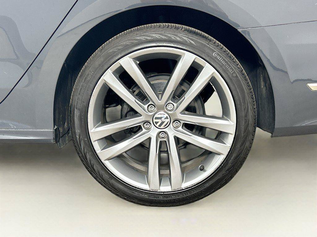 Used 2018 Volkswagen Passat 2.0T R-Line w/ R-Line Lighting Package FWD image 29