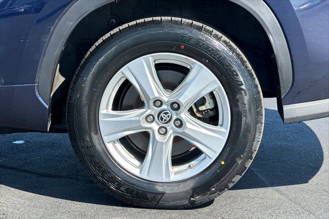 Certified 2023 Toyota Highlander L image 32