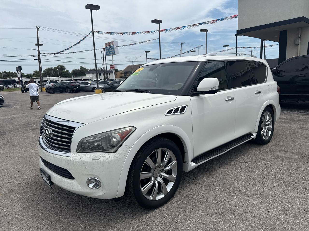 Used 2011 INFINITI QX56 4WD w/ Deluxe Touring Pkg image 2