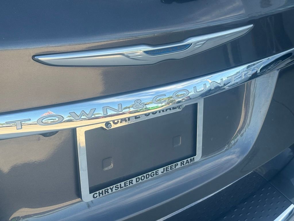 Used 2016 Chrysler Town & Country Touring w/ Driver Convenience Group image 36