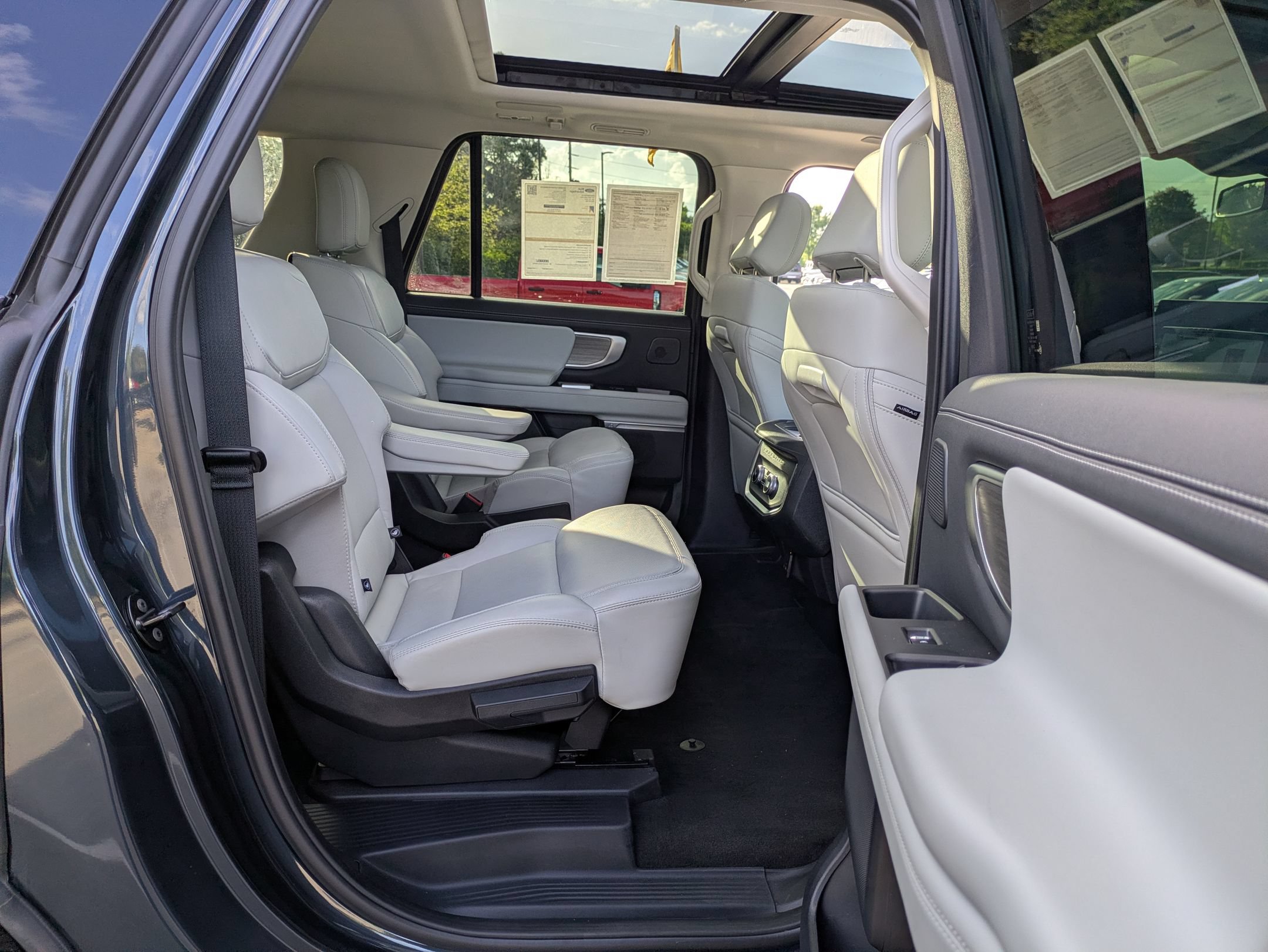 Certified 2025 Ford Expedition Max Platinum w/ Driver's Package AWD/4WD image 35