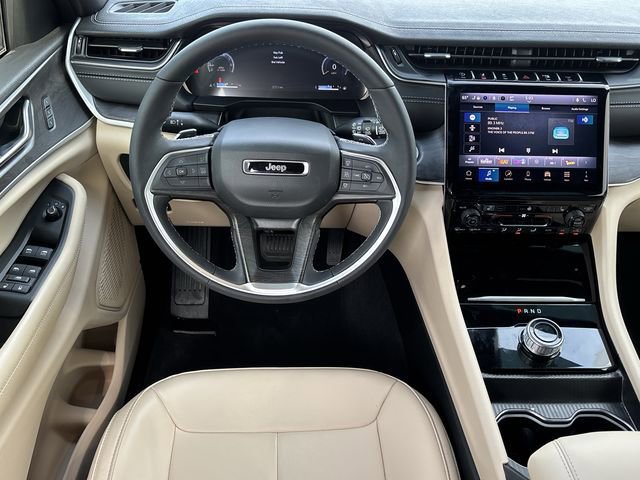Used 2025 Jeep Grand Cherokee Limited RWD image 12