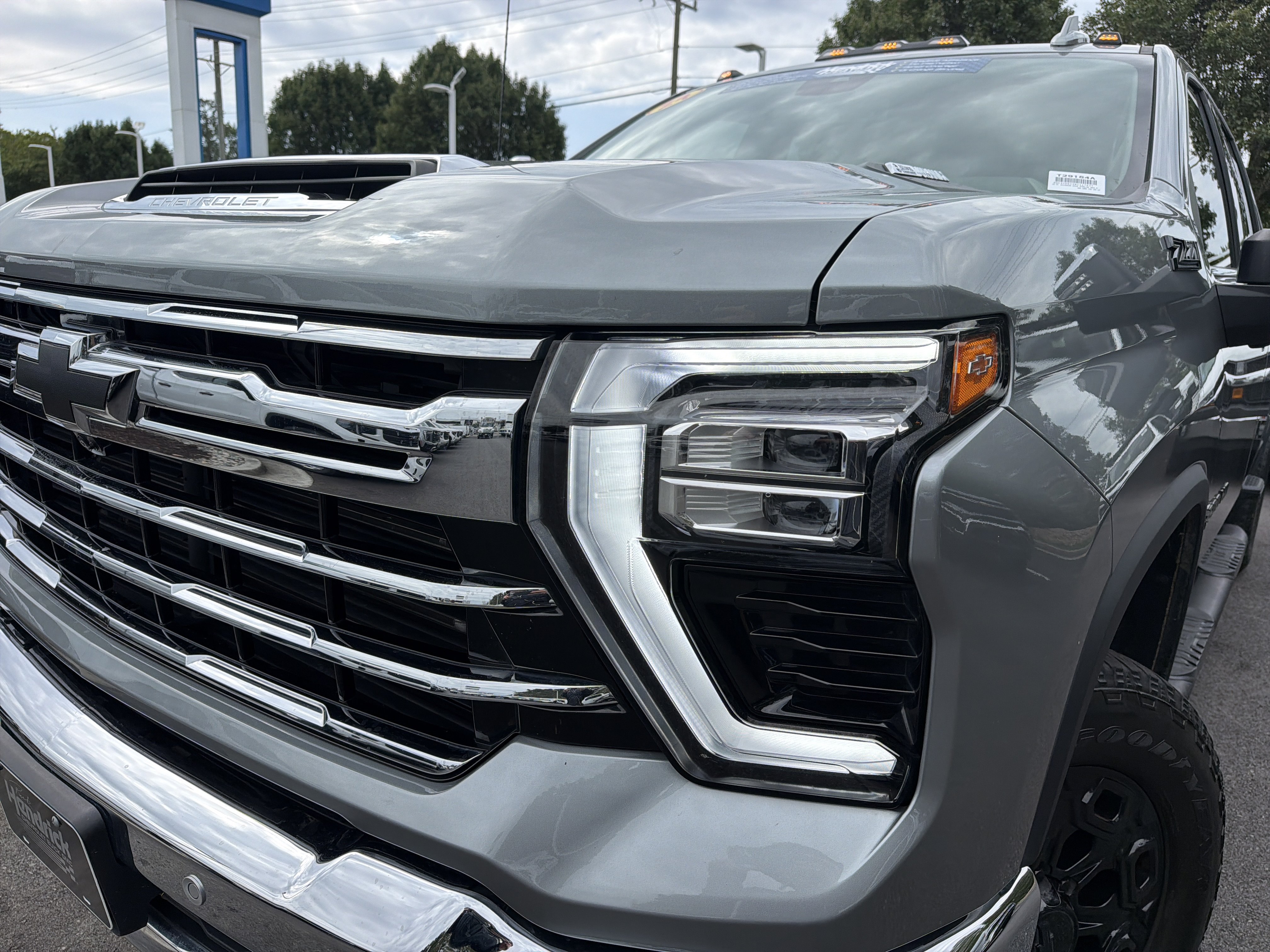 Used 2024 Chevrolet Silverado 2500 LTZ w/ LTZ Convenience Package AWD/4WD image 6