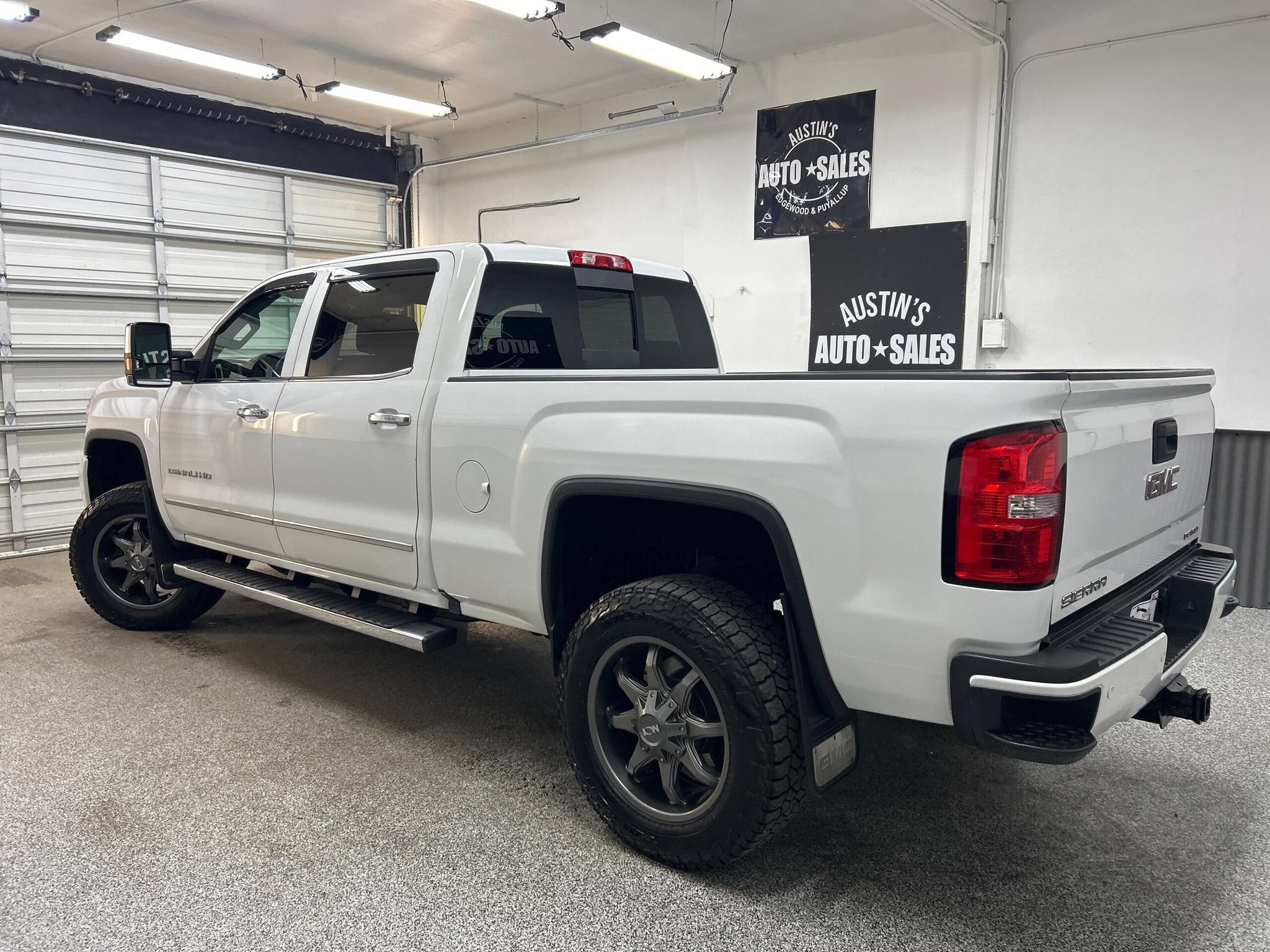 Used 2017 GMC Sierra 3500 Denali w/ Suspension Package, Off-Road AWD/4WD image 4