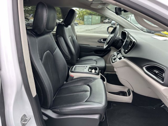 Used 2024 Chrysler Pacifica Touring-L FWD image 9