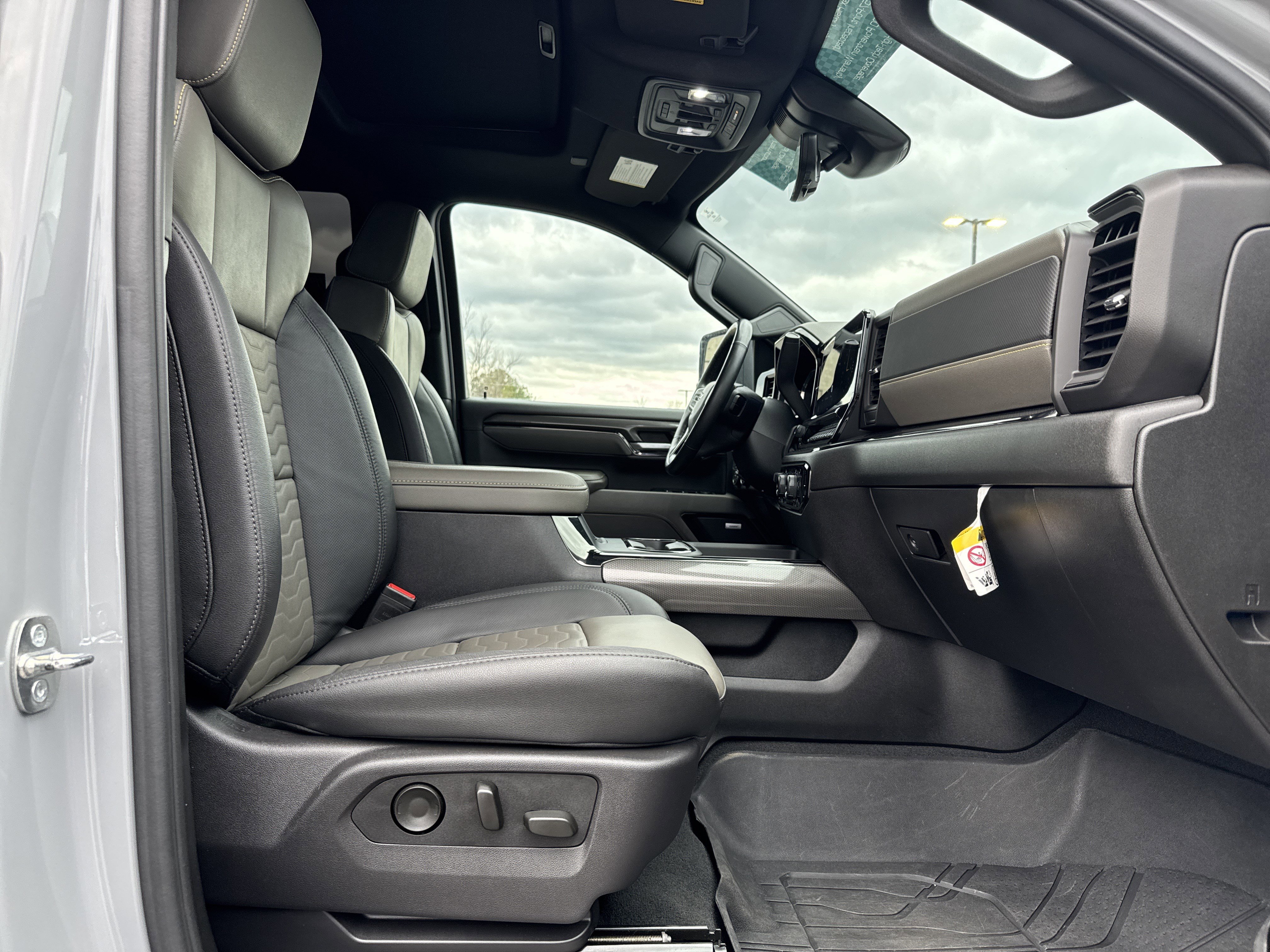 Used 2024 Chevrolet Silverado 2500 ZR2 w/ Technology Package image 31