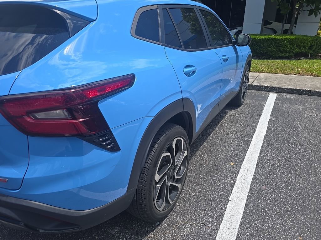 Used 2024 Chevrolet Trax RS w/ Driver Confidence Package FWD image 4