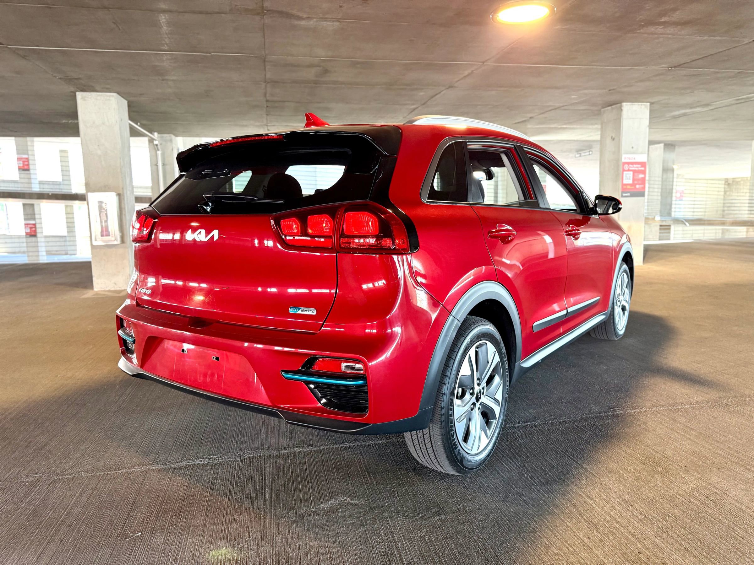 Used 2022 Kia Niro EX image 4