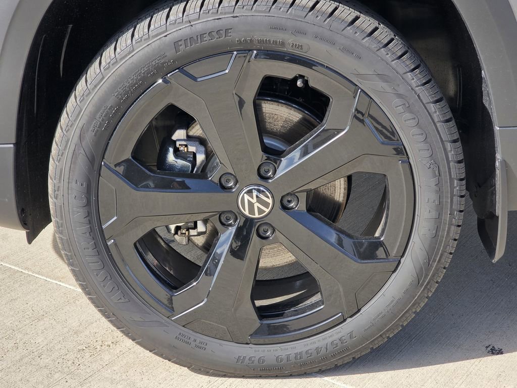 New 2026 Volkswagen Taos SEL image 8