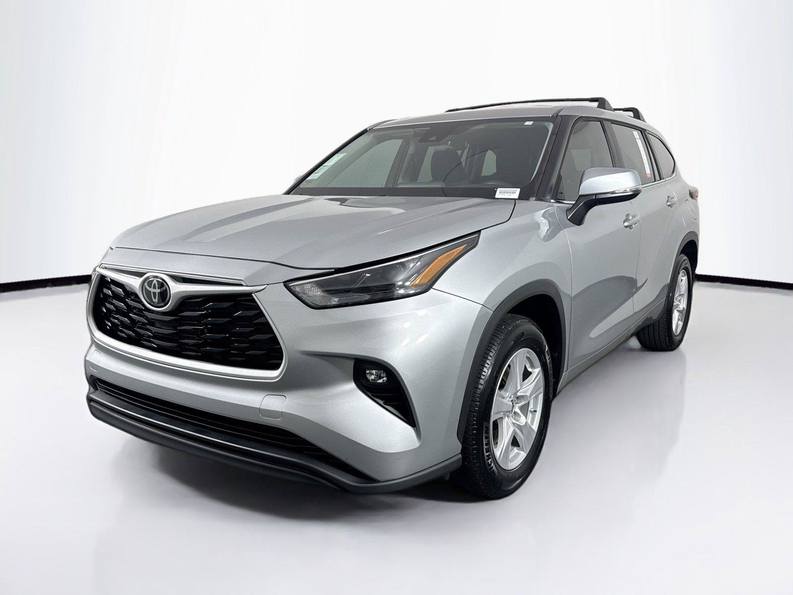 Used 2024 Toyota Highlander LE FWD image 2