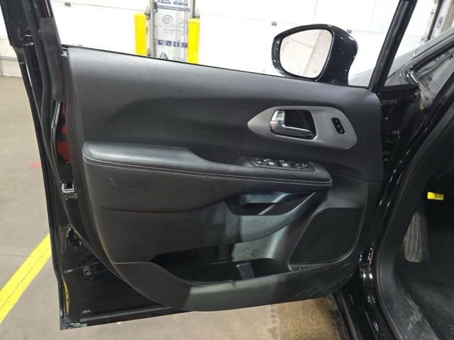 Used 2025 Chrysler Pacifica Limited FWD image 16