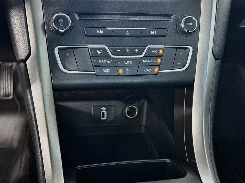 Used 2017 Ford Fusion SE w/ Fusion SE Technology Package image 19