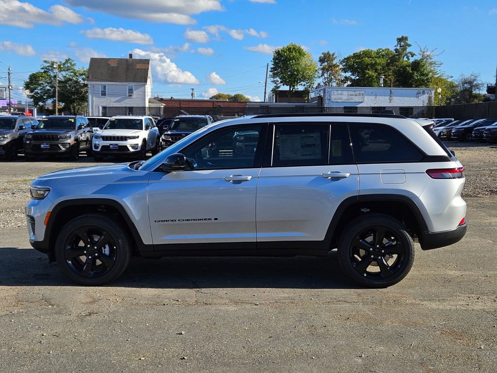 New 2025 Jeep Grand Cherokee Altitude image 2