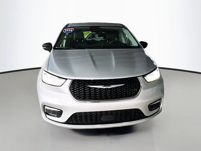 Used 2024 Chrysler Pacifica Touring-L FWD image 3
