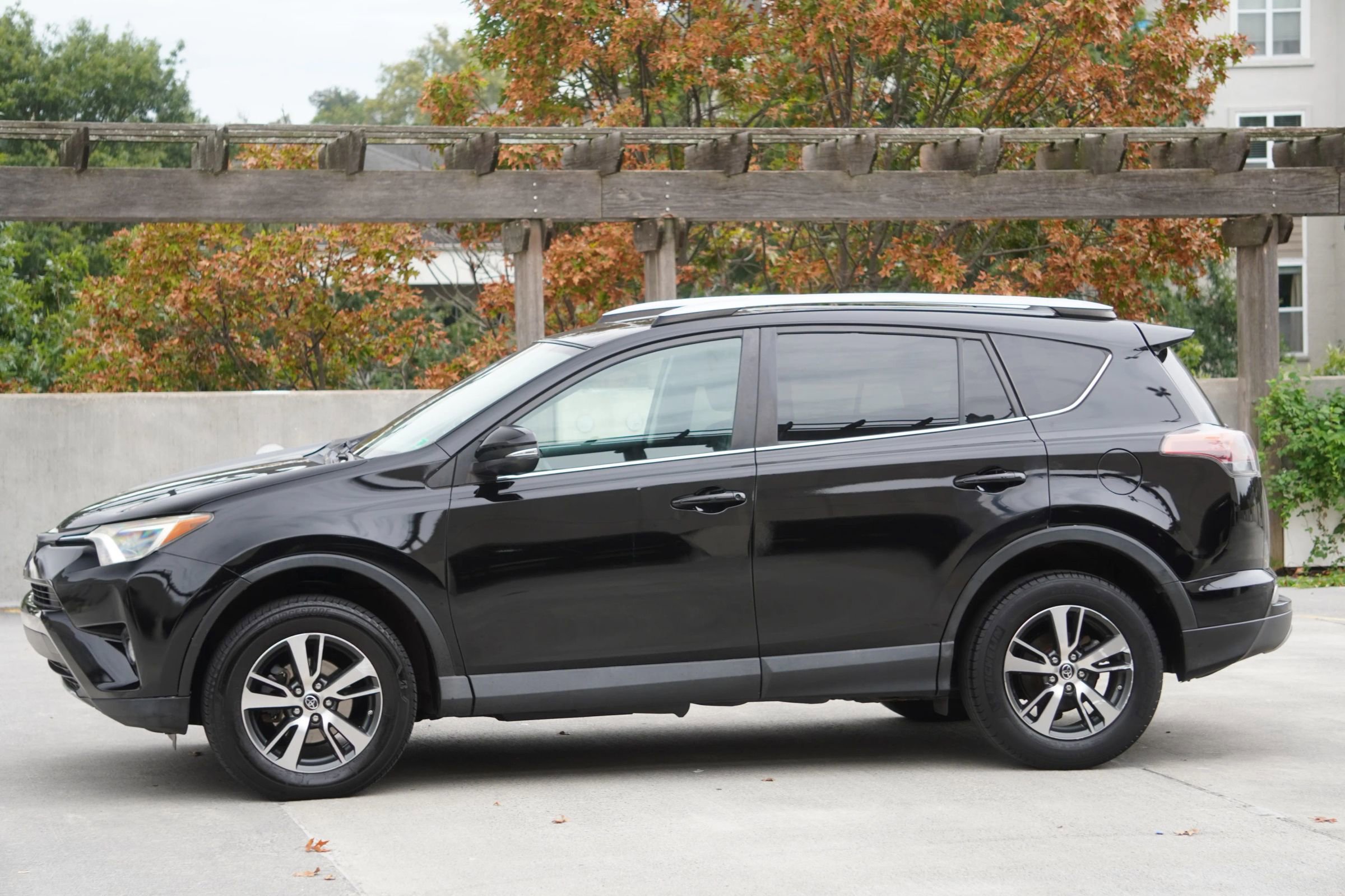 Used 2017 Toyota RAV4 XLE image 2