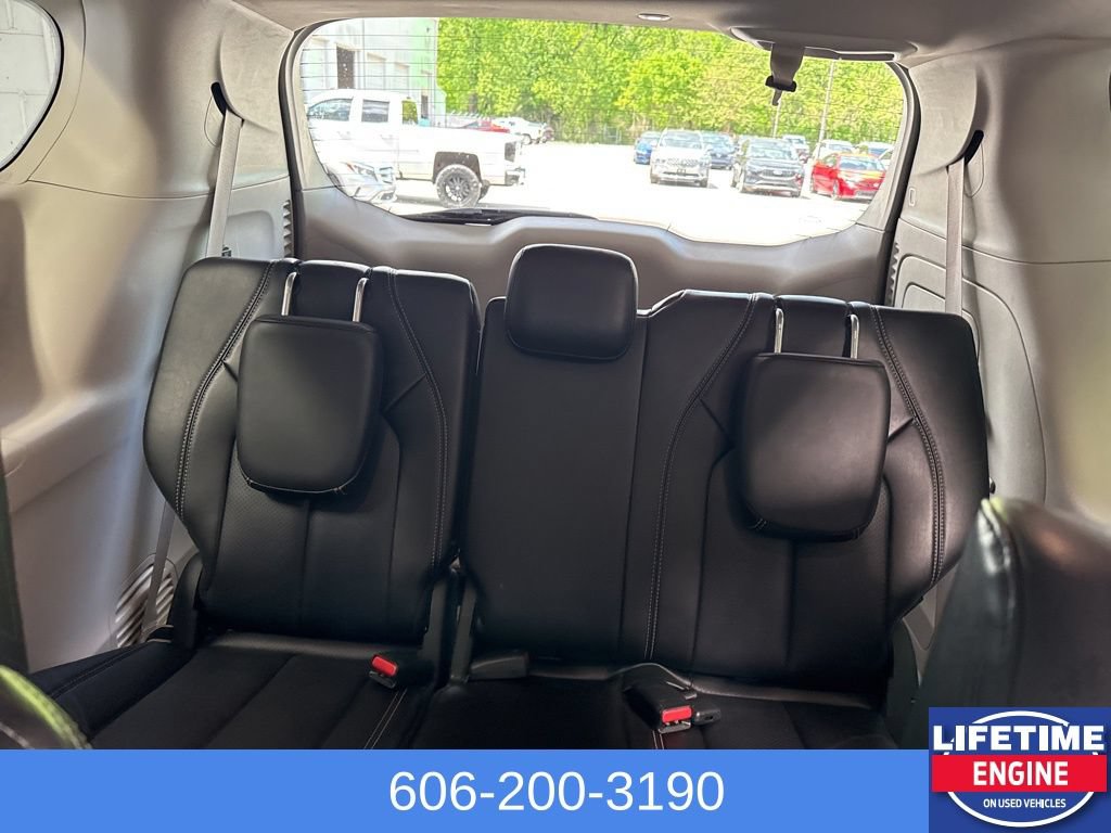 Used 2023 Chrysler Pacifica Touring-L FWD image 14