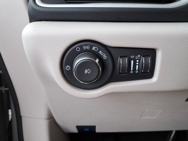 Used 2024 Chrysler Pacifica Touring-L FWD image 23