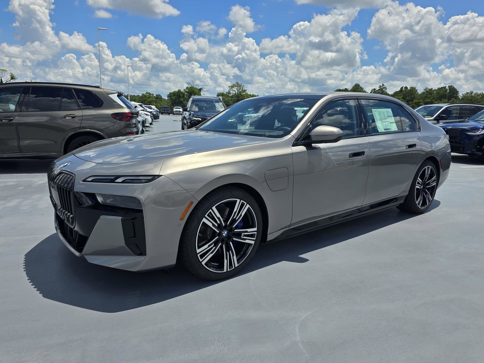 New 2025 BMW 750e xDrive w/ Premium Package image 9