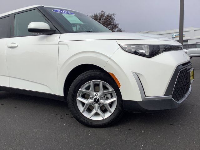 Used 2024 Kia Soul LX w/ Option Group 015 FWD image 3