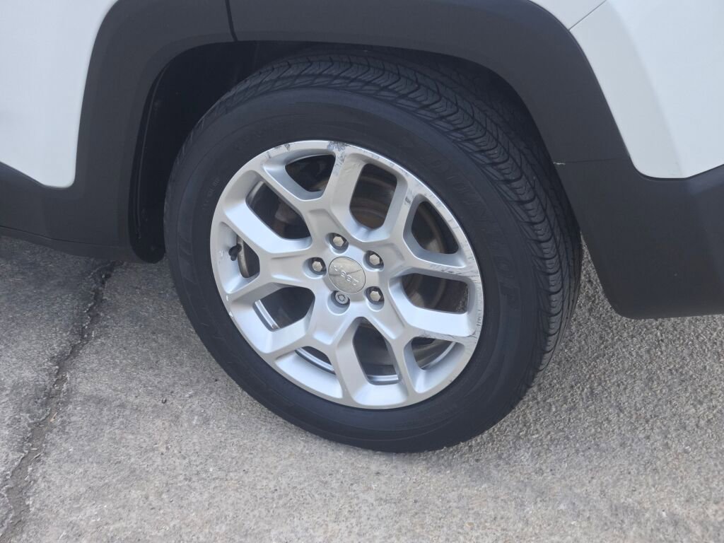 Used 2017 Jeep Renegade Latitude w/ Popular Equipment Group image 14