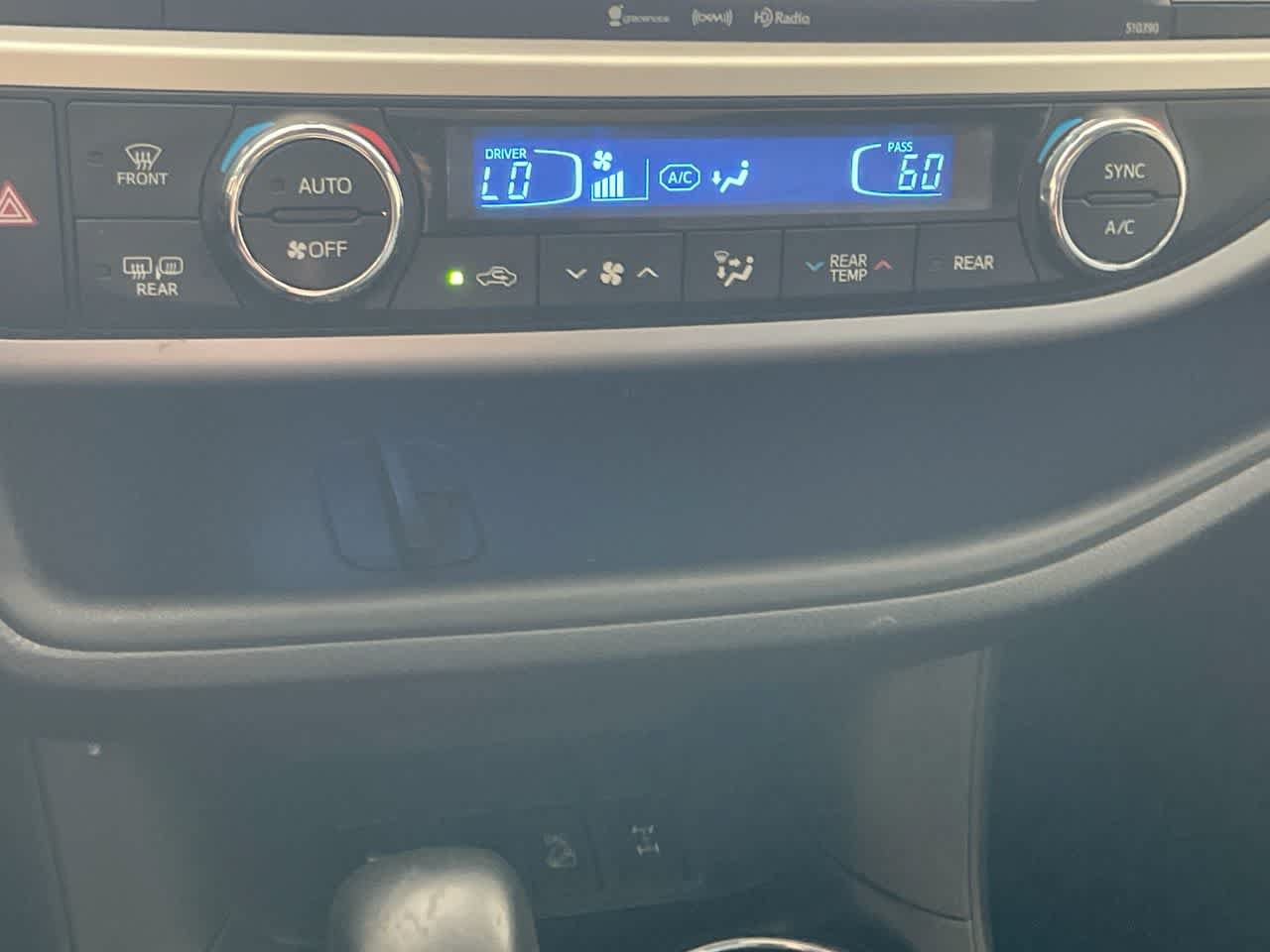 Used 2019 Toyota Highlander SE w/ Carpet Mat Package (TMS) AWD/4WD image 19