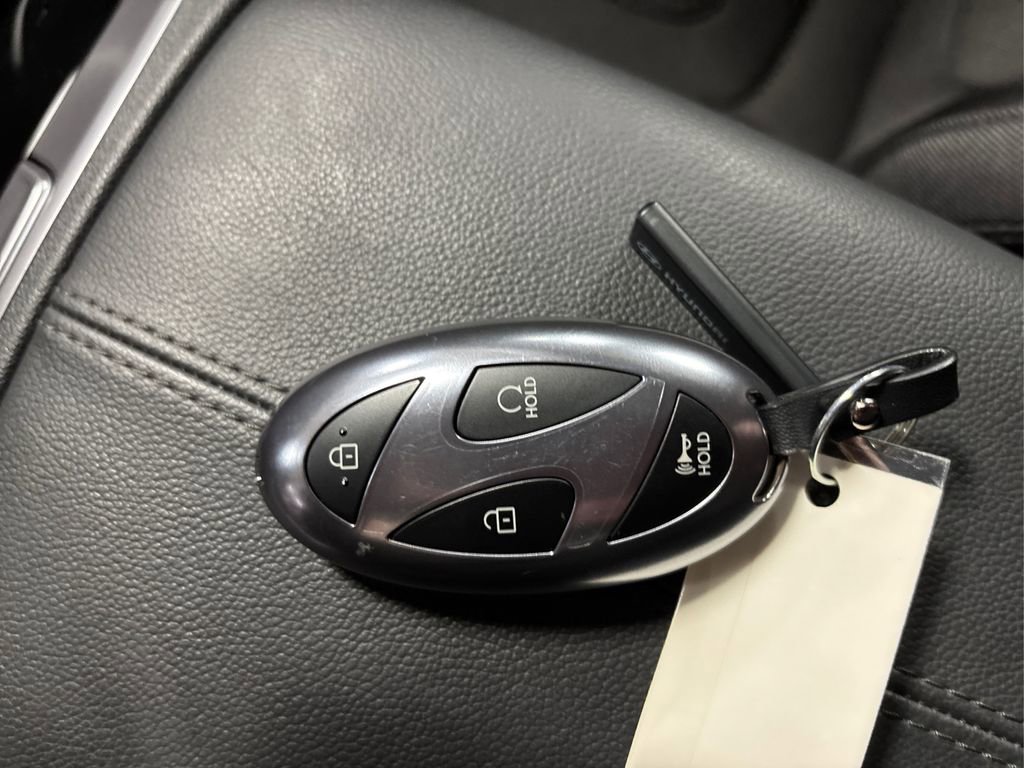 Certified 2025 Hyundai Tucson SE image 37