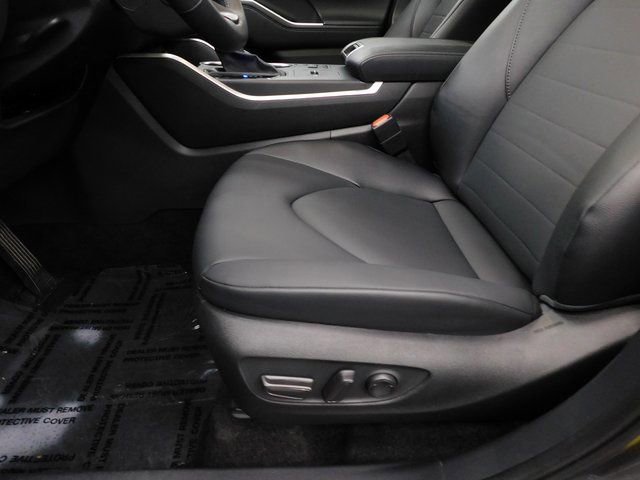 Used 2025 Toyota Highlander XLE image 25